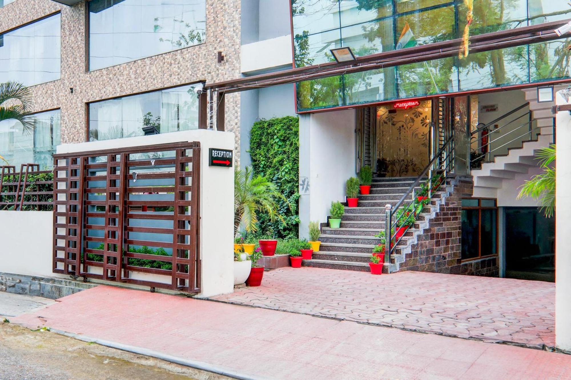 Townhouse Sakura Hotel Lucknow Exterior photo