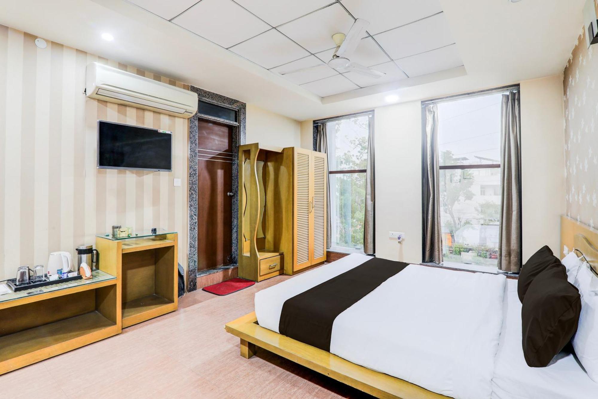 Townhouse Sakura Hotel Lucknow Exterior photo