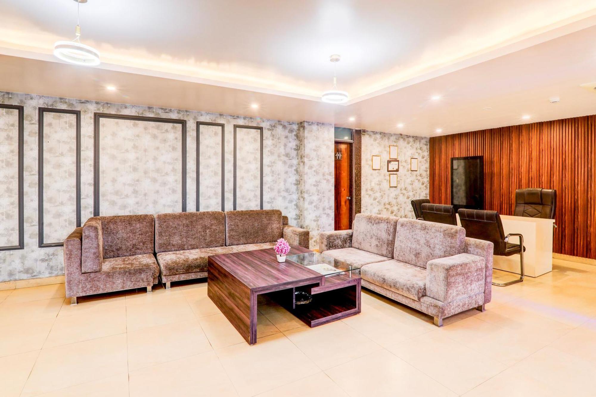 Townhouse Sakura Hotel Lucknow Exterior photo